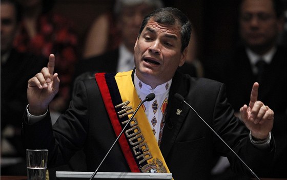 Ekvádorský prezident Rafael Correa má na policii pifku za loské protesty.