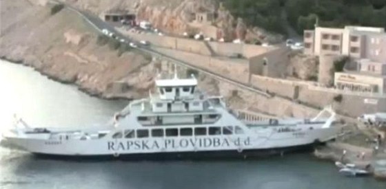 Trajekt Barbat najel na plá s turisty v pístavu Jablonac