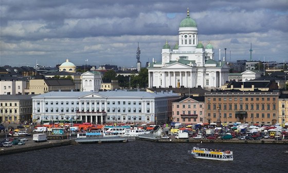 Malý trajekt pijídí do pístavu v Helsinkách. (Ilustraní snímek.)