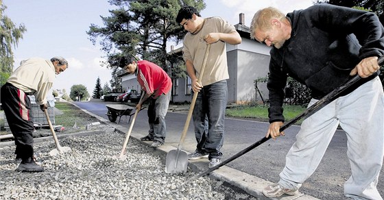 Úady práce na Vykovsku eí, jak zamstnat stovky nezamstnaných na veejn prospných pracech. Ilustraní snímek