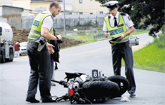 Motorká pedjídl v Novém Malín auto, srazil ale v protismru stojícího chodce (ilustraní snímek).