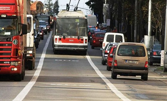 Zastávky tramvaje íslo 4 a trolejbusových linek 38, 39 a 25, 26 a autobusové linky 51 budou pesunuty blíe k sob. Ilustraní snímek´z Údolní ulice