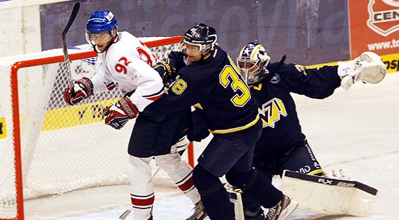 Momentka z utkání Pardubice (bílá) - HV 71 Jönköping.