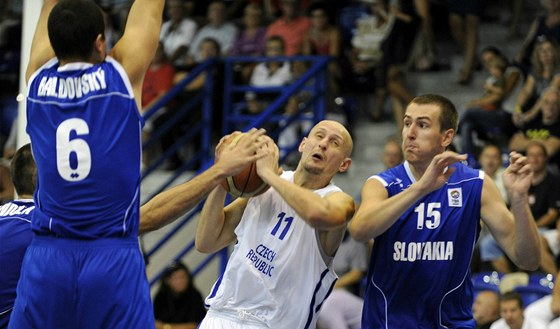 eský basketbalista Lubo Barto se prodírá kolem Stanislava Baldovského