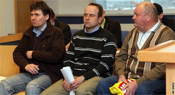 Úředníci Ivo Divoký, Stanislav Pospíšilík a Přemysl Vyoral (zleva) u zlínského okresního soudu. Podle toho vinu nenesou a verdikt nyní potvrdil i soud krajský.