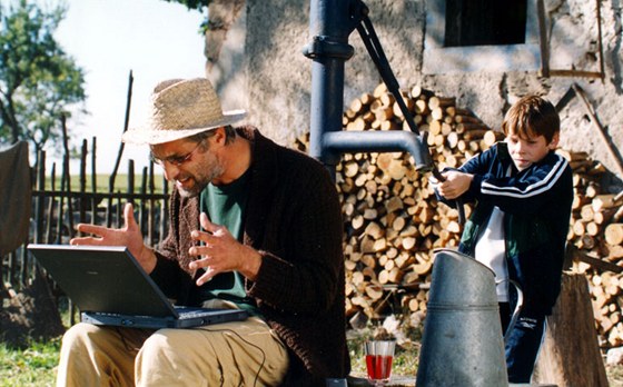 Snímek z natáčení filmu Cesta z města v roli s Tomášem Hanákem.
