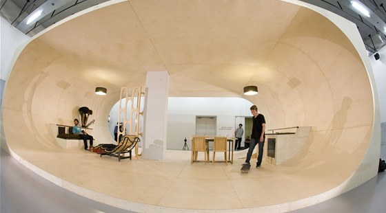 Pierre-Andre Senizergues navrhl také skateboardový nábytek. Kolekce se jmenuje