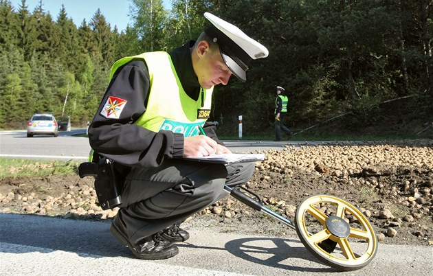 Na Znojemsku zemřel mladý řidič po nárazu do stromu, jel moc rychle