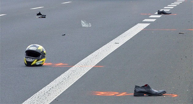 Ve Slapech u Prahy se srazil motorkář s osobním autem, nehodu nepřežil