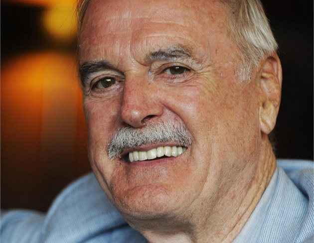 John Cleese po p�íletu na ruzy�ské leti�t� v Praze (17.8.2011)
