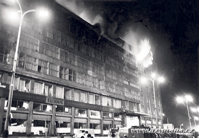 Po�ár Veletr�ního paláce v srpnu roku 1974. Historicky nejvy��í �koda zp�sobená