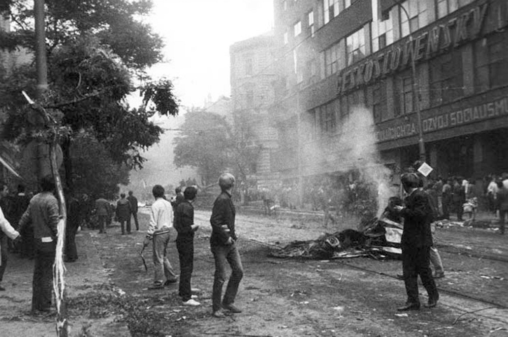 Boje u budovy �eskoslovenského rozhlasu, 21.srpna 1968. Národní archiv