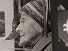 Jan Janota - Paní Emílie, 90 let, kadodenní cesta do kostela