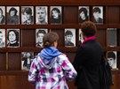 Návtvníci památníku berlínské zdi si prohlíí portréty lidí, kteí zahynuli