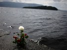 Pomníek obtem Breivikova ádní naproti ostrovu Utoya