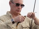Vladimir Putin je i vánivým rybáem. V srpnu 2011 si vyrazil na ryby i s...