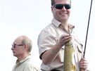 To je macek! Medveděv se chlubí svým parádním úlovkem. (16. srpna 2011)