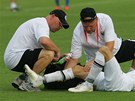 ZRANNÍ. Hradecký fotbalista Vojtch tpán je leí v bolestech na trávník.