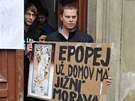 Proti pevozu Slovanské epopeje do Prahy pily protestovat desítky lidí.