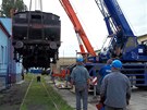 Historickou lokomotivu, která v ervenci pokodila tra u Jihlavy, naloili