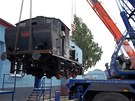 Historickou lokomotivu, která v ervenci pokodila tra u Jihlavy, naloili