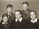 Rodina Manovch za vlky, rok 1944. V poped zleva: Zdena Manov, babika...