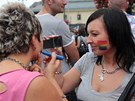 Úastníci pochodu Prague Pride 
