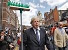 Londýnský starosta Boris Johnson (uprosted) s kottem ve tvrti Clapham...