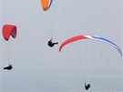 Krouení na paraglidu ve stoupajících vzduných proudech.