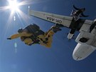 Volný pád se zkueným instruktorem za zády - tandemový seskok z letadla
