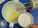 Máslo vylehejte do pny spolu s moukovým a vanilkovým cukrem a pidejte