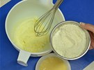 K máslové pn pidejte mouku smíchanou s prákem do peiva, celá vejce a tsto