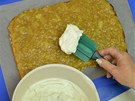 Tuhnoucí jogurtovou pnu rozetete co nejrychleji na povrch jableného pudinku