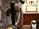Detail typického francouzského sloupkového telefonu piblin z roku 1930.