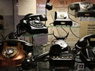 Z expozice historických telefon v olomoucké Veteran Aren 