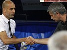 MÍR Trenéi rival José Mourinho (vpravo) a Josep Guardiola si ped vzájemným
