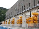 Jednofázové transformátory elektrárny transformují naptí 15 kV z generátor na