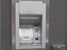 Jeden z perovských bankomat upravil podvodník tak, e litou zalepil výdejní