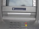 Jeden z perovských bankomat upravil podvodník tak, e litou zalepil výdejní