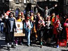 Momentky z pouliní propagace pedstavení La Putyka na skotském festivalu