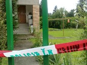 Dům v Mukařově, kde vrah zabil tři lidi, je obehnaný policejní páskou.
