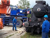 Historickou lokomotivu, kter v ervenci pokodila tra u Jihlavy, naloili