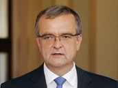 Ministr financ Miroslav Kalousek pichz na schzi vldy. (10. srpna 2011)