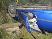 Toyota Avensis skonila po nehod na stee v pkopu, idie transportovali