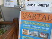 Karlovy Vary jsou pln reklam vyvedench pouze v cizch jazycch, nejvce v