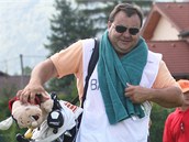Pavel Prorok, bývalý hokejista dělá v Čeladné caddyho českému golfistovi