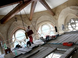 V chrámu sv. Kříže v Jihlavě obnovují řemeslníci klenbu. Práci dávných
