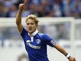 Lewis Holtby z tmu Schalke 04 se raduje z glu v utkn s 1. FC Koln. 