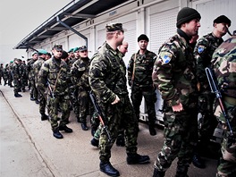 esk zkladna ajkovac v Kosovu (2008). Vojci ekaj ve front na obd.