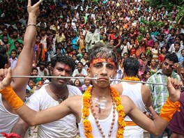 Hinduistický vící si propíchává tváe bhem tradiního kadoroního procesí